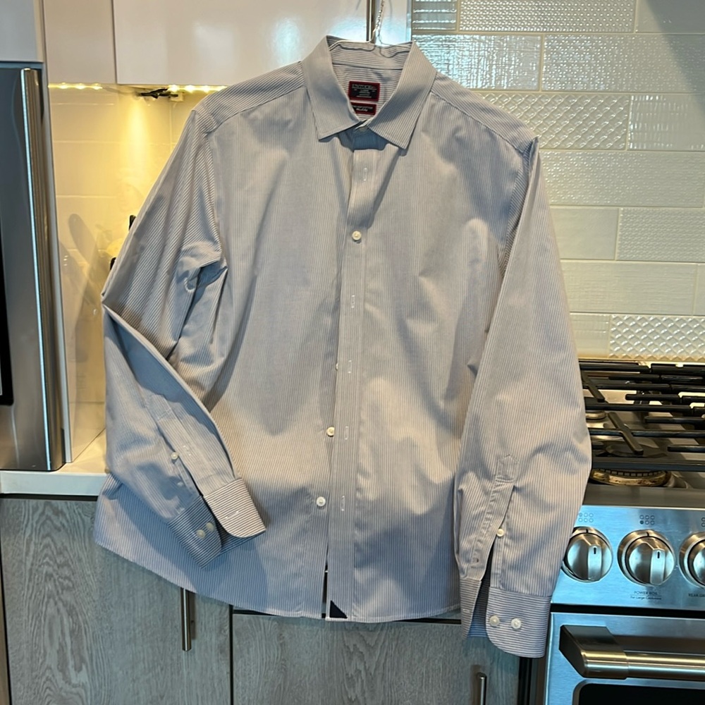 UntuckIt men’s pinstriped shirt L
